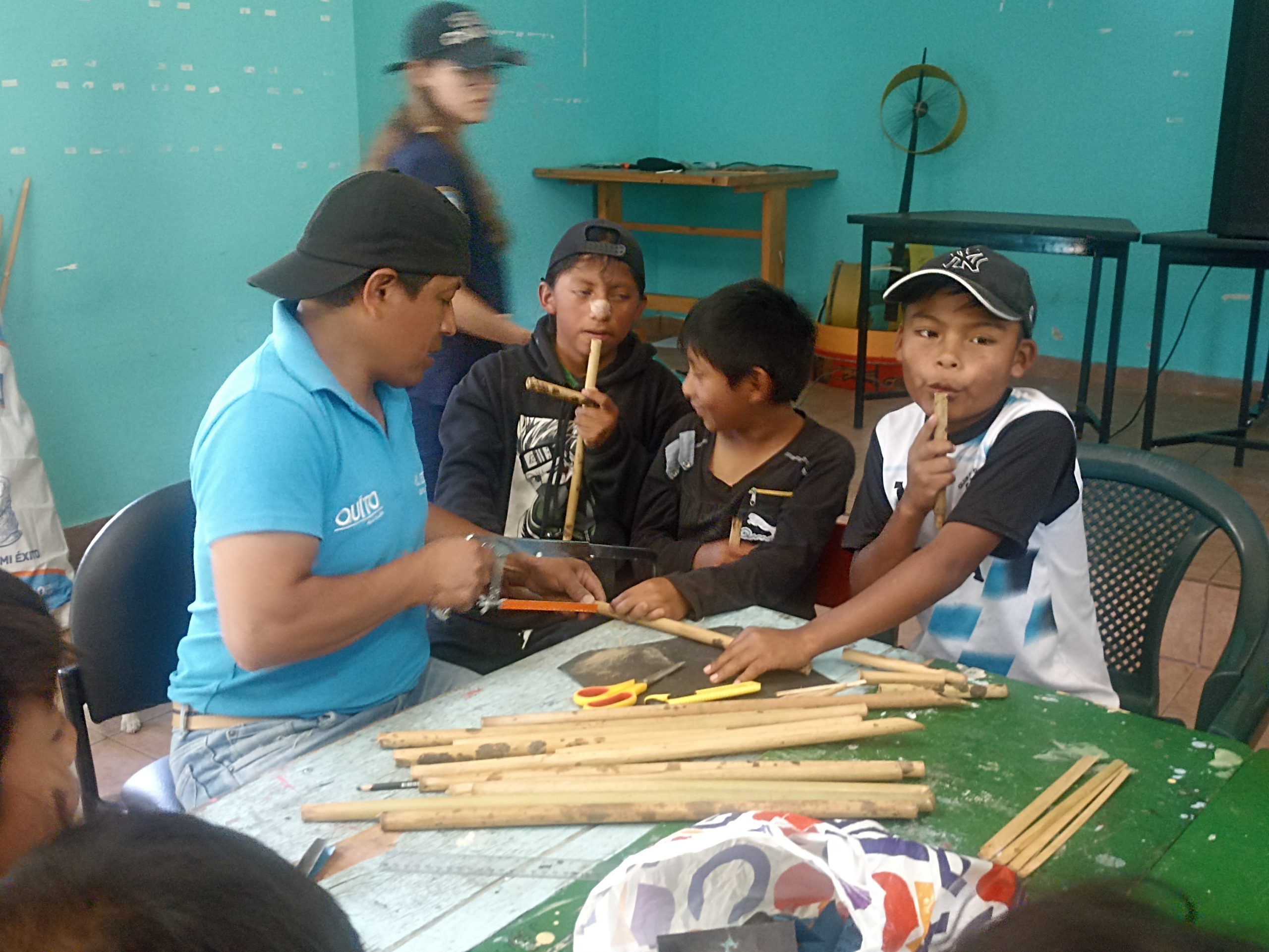 Guido Paucar en los talleres de Pingullos